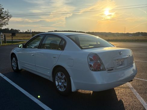 Used 2005 Nissan Altima 2.5 S w/ (S02) Side Airbags Pkg FWD image 2