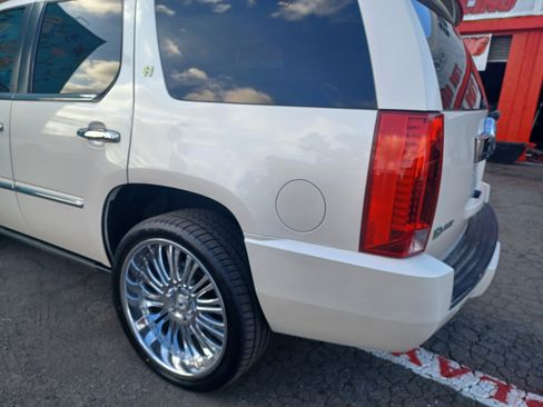 Used 2013 Cadillac Escalade Hybrid Sport Utility 4D image 8