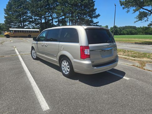 Used 2016 Chrysler Town & Country Touring FWD image 2