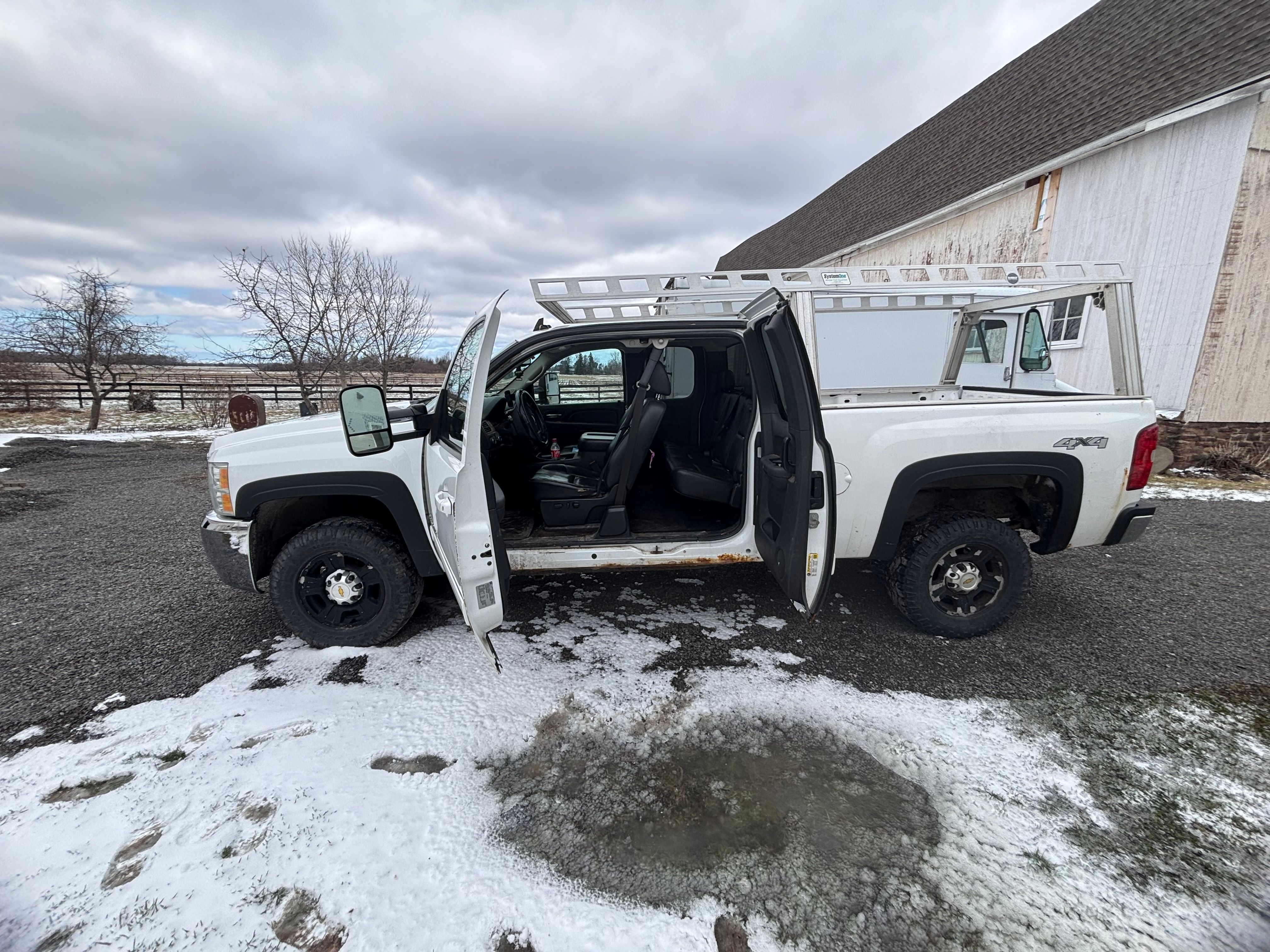 Used 2009 Chevrolet Silverado 2500 LTZ w/ Safety Package AWD/4WD image 1