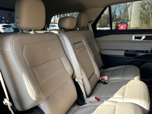 Used 2020 Ford Explorer XLT w/ Equipment Group 202A image 9