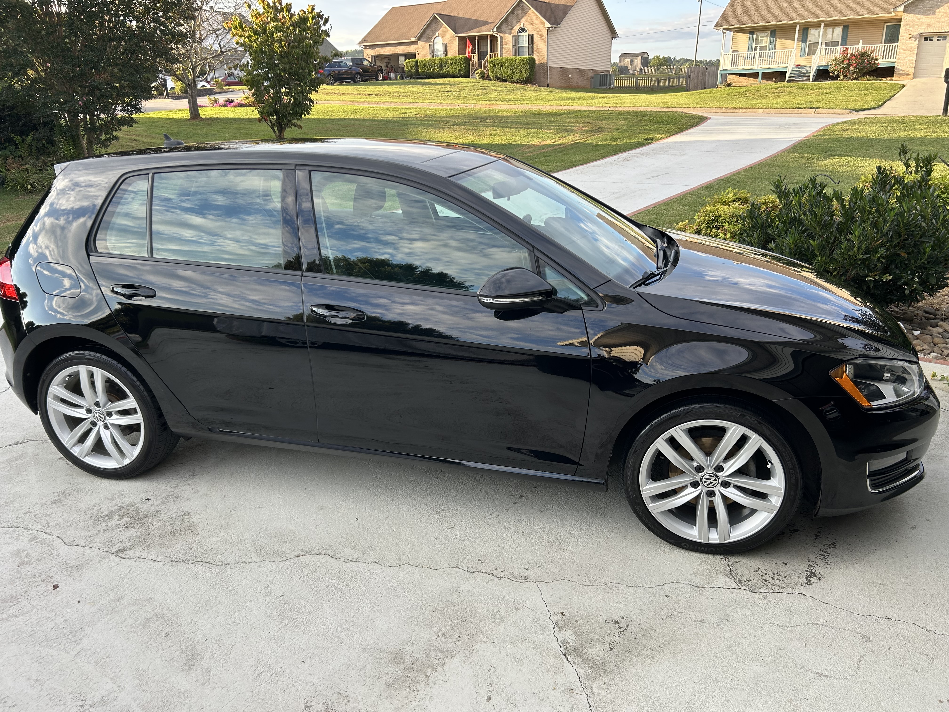 Used 2017 Volkswagen Golf SEL FWD image 1