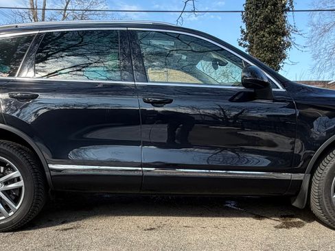 Used 2016 Volkswagen Touareg TDI image 2