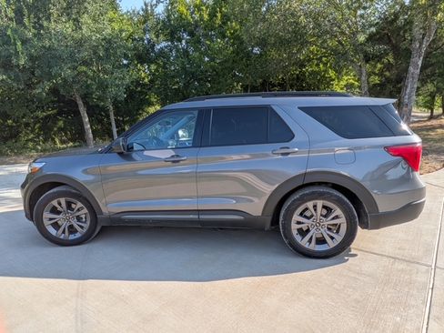 Used 2021 Ford Explorer XLT w/ Equipment Group 202A RWD image 1