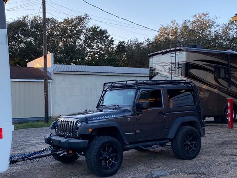 Used 2017 Jeep Wrangler Rubicon w/ Power Convenience Group image 16