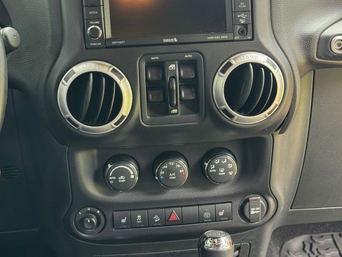 Used 2016 Jeep Wrangler Unlimited Rubicon AWD/4WD image 18