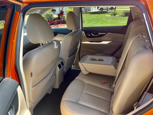 Used 2018 Nissan Rogue SL w/ Premium Package image 6