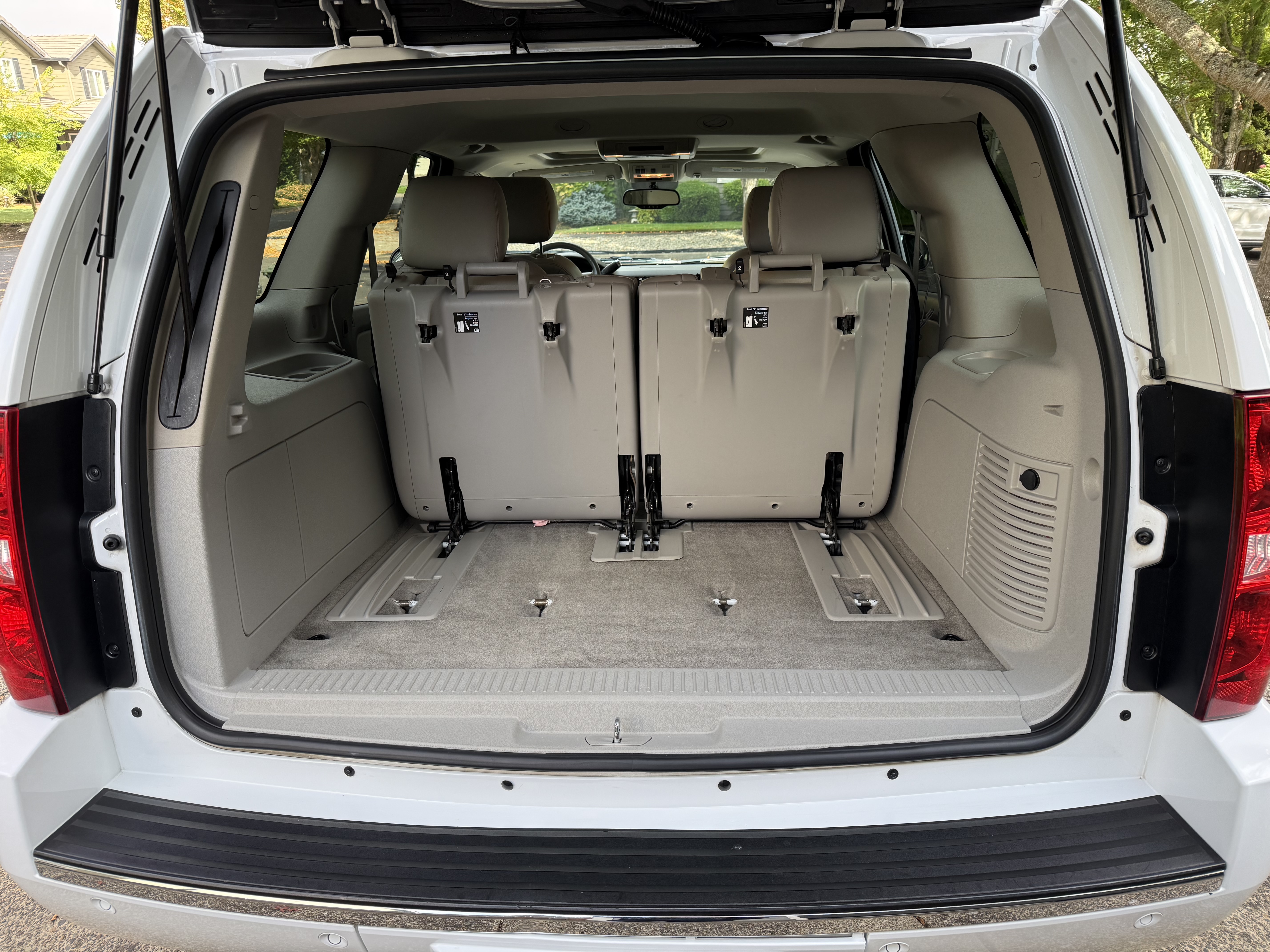 Used 2011 Chevrolet Tahoe LTZ AWD/4WD image 19