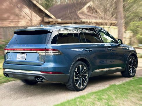 Used 2020 Lincoln Aviator Reserve w/ Equipment Group 202A image 4