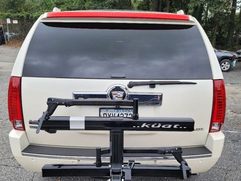 Used 2010 Cadillac Escalade Luxury image 15