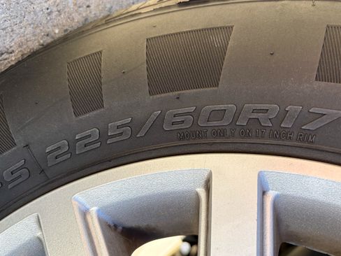 Used 2005 Lincoln Town Car Signature Limited image 21