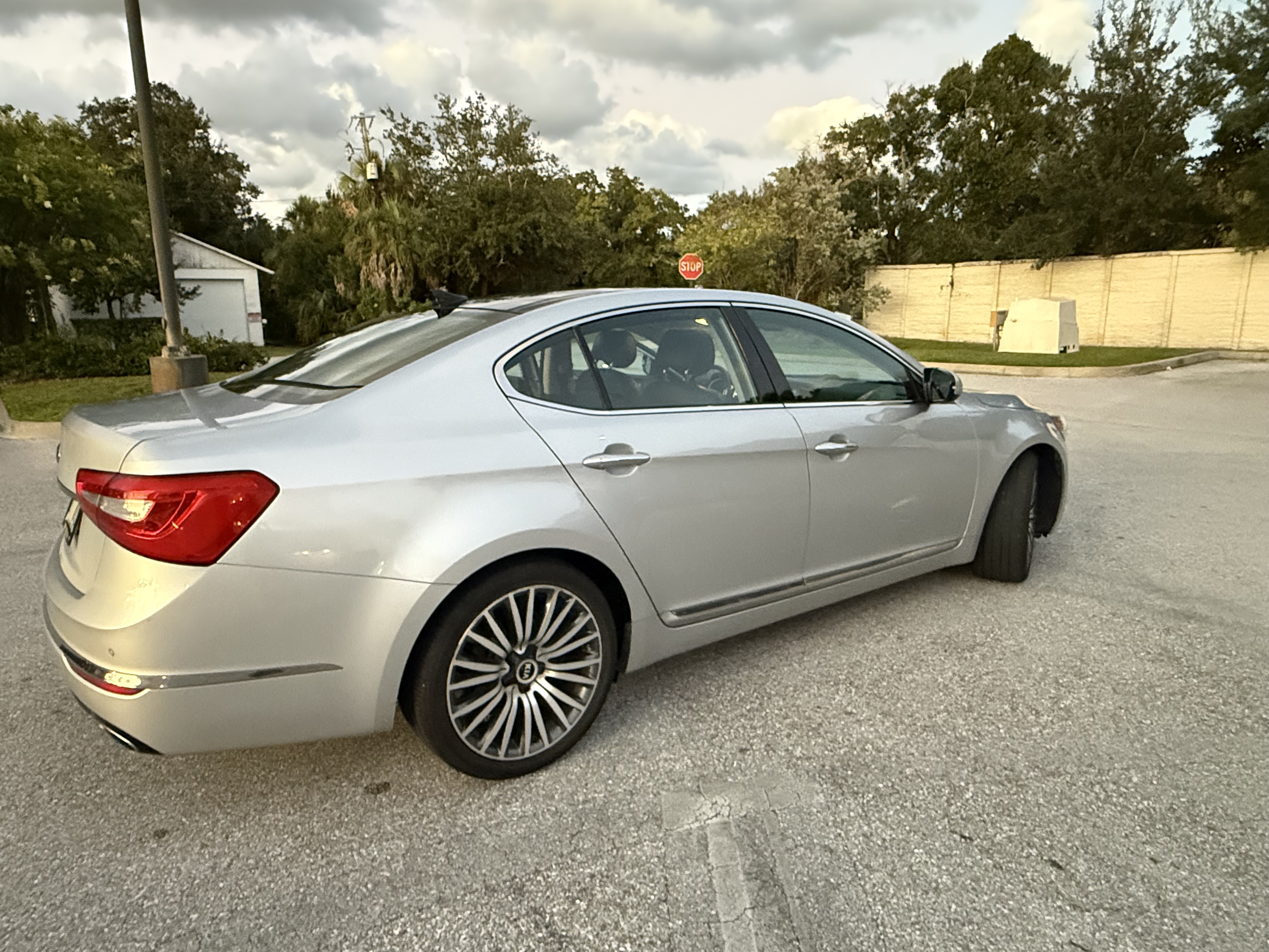 Used 2016 Kia Cadenza Premium w/ Luxury Plus Package FWD image 6