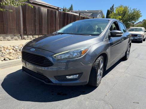 Used 2017 Ford Focus SE image 4