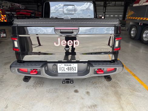 Used 2025 Jeep Gladiator Rubicon AWD/4WD image 18