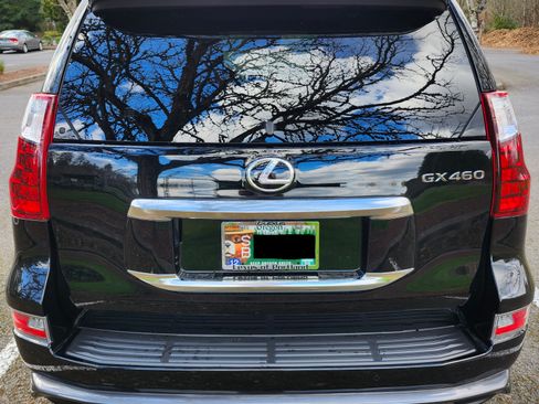 Used 2021 Lexus GX 460 Premium w/ Accessory Package image 4
