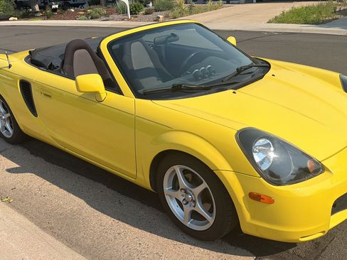 Used 2001 Toyota MR2 RWD image 5