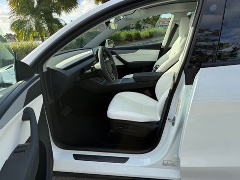 Used 2026 Tesla Model Y Long Range image 9