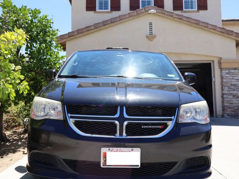 Used 2013 Dodge Grand Caravan SXT w/ UConnect Hands-Free Group FWD image 4