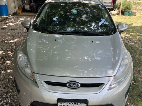 Used 2012 Ford Fiesta SE FWD image 2