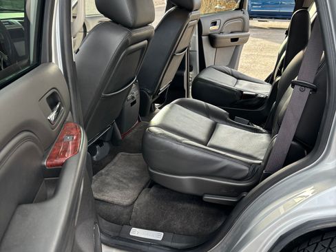 Used 2013 Cadillac Escalade Luxury image 16