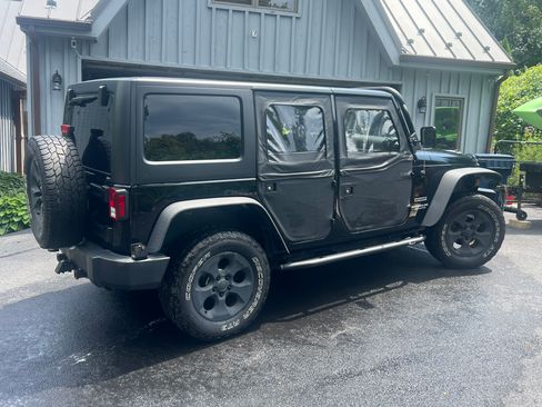 Used 2015 Jeep Wrangler Unlimited Sport w/ Connectivity Group AWD/4WD image 4