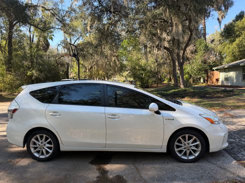 Used 2014 Toyota Prius V Five image 1