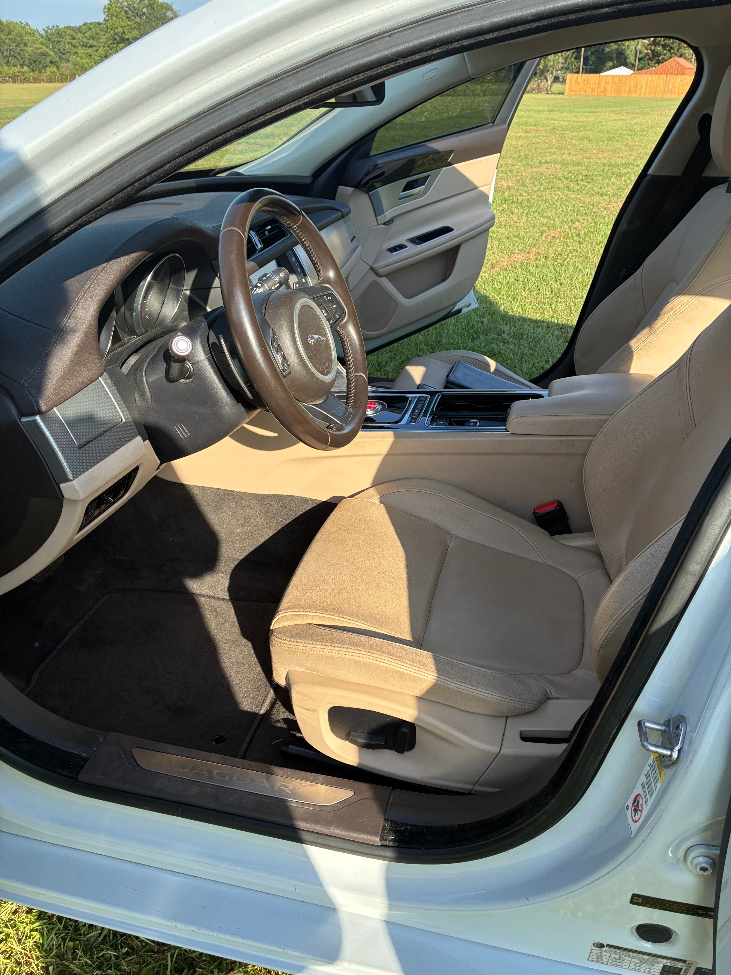 Used 2017 Jaguar XF Premium RWD image 12