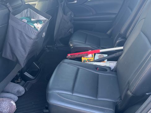 Used 2017 Toyota Highlander Limited image 10