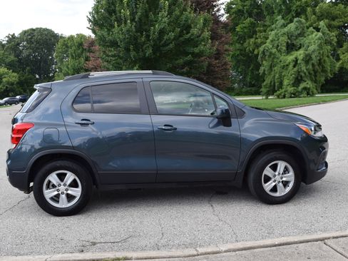 Used 2022 Chevrolet Trax LT w/ Premium Seat Package AWD/4WD image 5