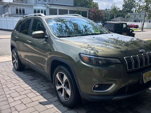 Used 2019 Jeep Cherokee Limited AWD/4WD image 2