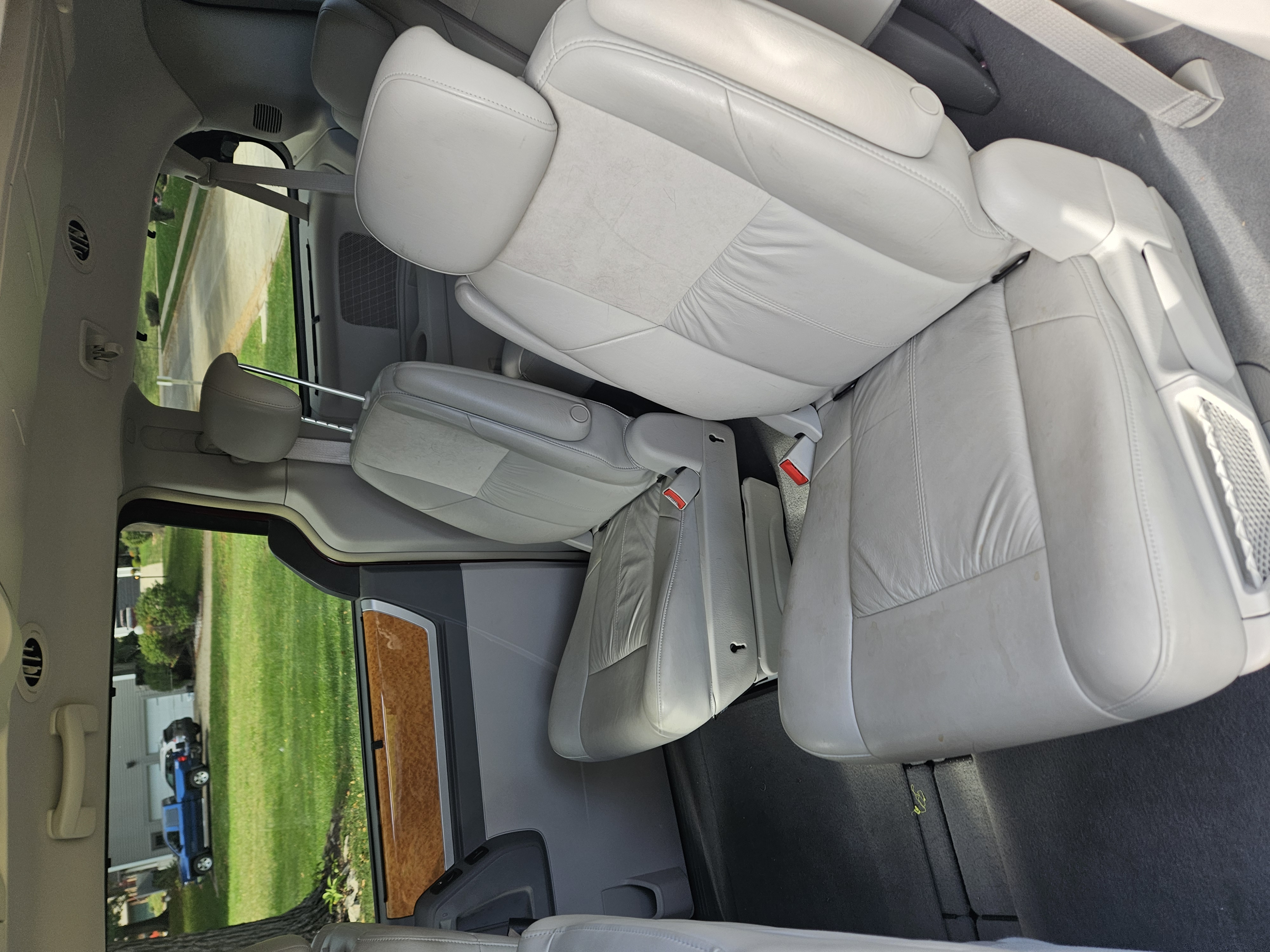 Used 2008 Chrysler Town & Country Limited FWD image 10