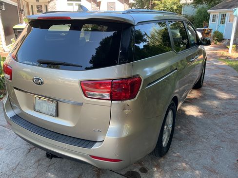 Used 2016 Kia Sedona LX w/ Option Group 020 FWD image 13