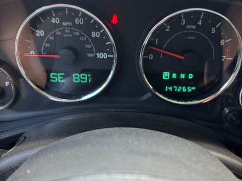 Used 2015 Jeep Wrangler Unlimited Sahara w/ Connectivity Group AWD/4WD image 17