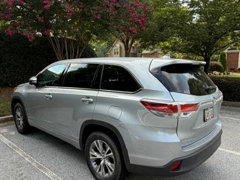 Used 2016 Toyota Highlander Plus FWD image 1