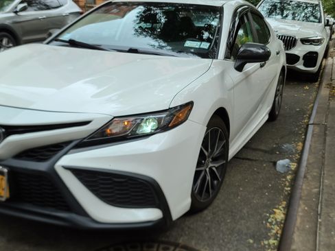 Used 2021 Toyota Camry SE image 3