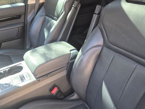 Used 2018 Land Rover Discovery SE image 16