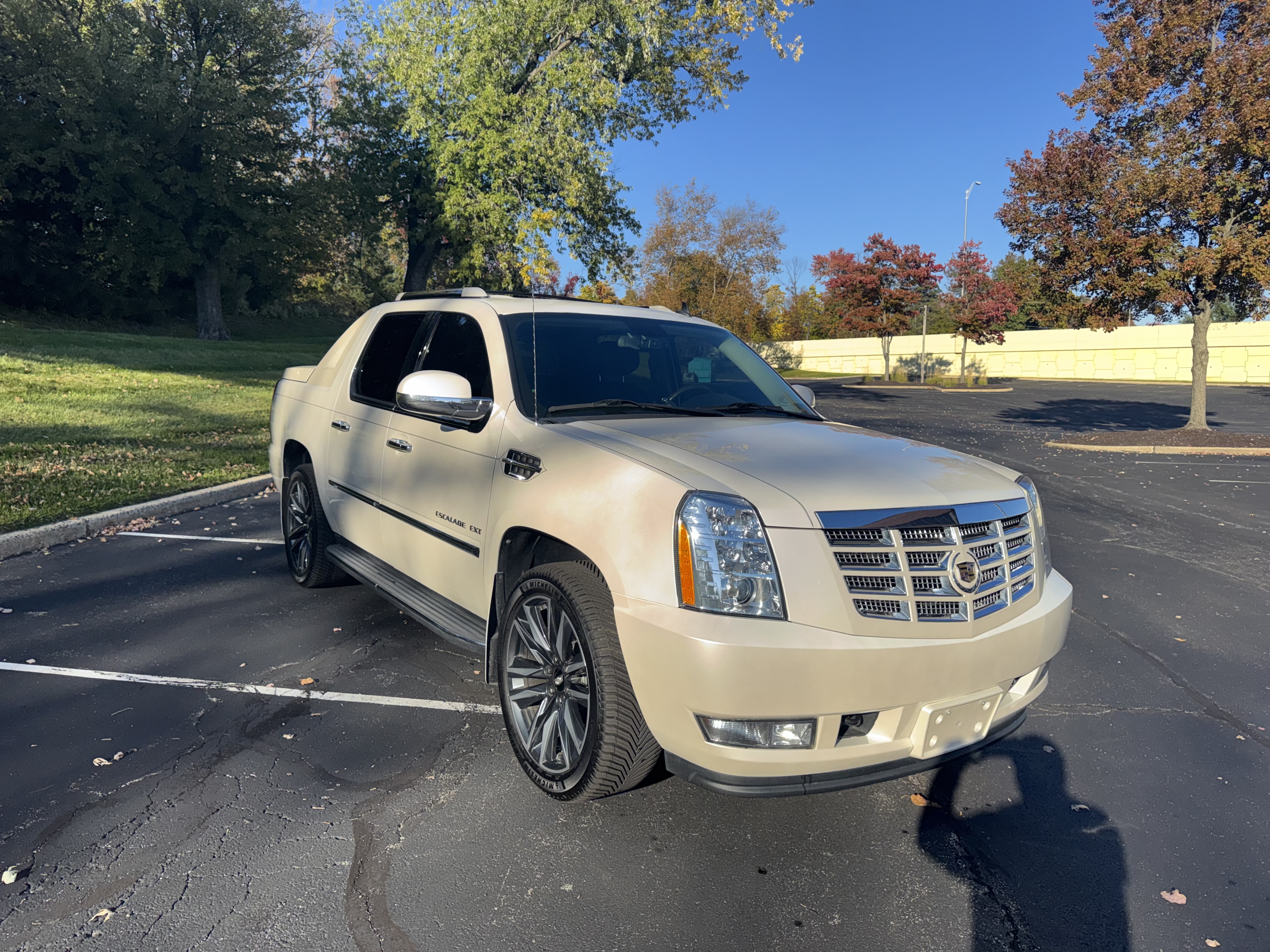 Used 2012 Cadillac Escalade EXT Luxury AWD/4WD image 4