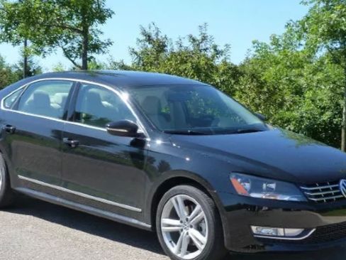Used 2012 Volkswagen Passat TDI SE image 2