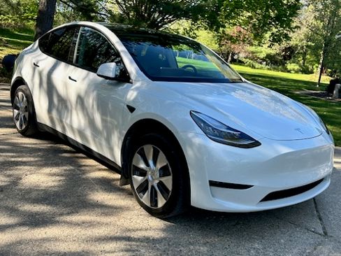 Used 2022 Tesla Model Y Long Range image 18