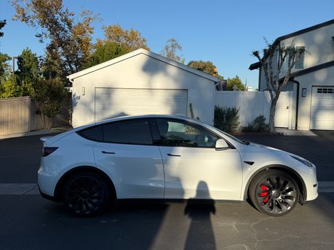 Used 2023 Tesla Model Y Performance image 2