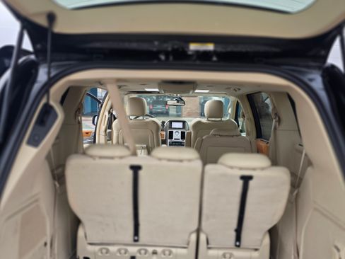 Used 2009 Chrysler Town & Country Limited image 10