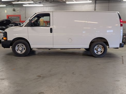 Used 2016 Chevrolet Express 2500 image 2
