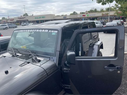 Used 2018 Jeep Wrangler Unlimited Rubicon w/ Connectivity Group image 8