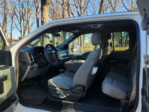 Used 2017 Ford F250 XLT w/ XLT Premium Package image 4