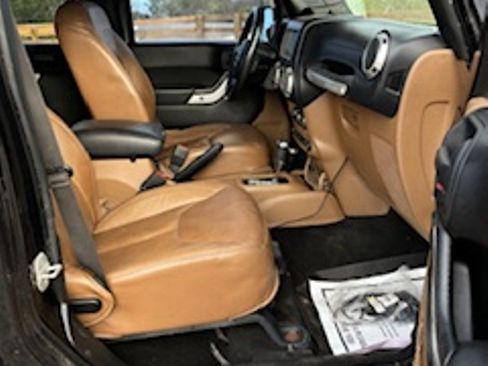 Used 2013 Jeep Wrangler Unlimited Sahara w/ Connectivity Group image 18