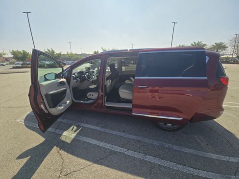 Used 2017 Chrysler Pacifica Platinum image 1