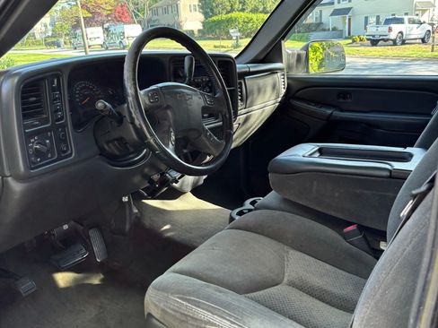 Used 2004 Chevrolet Silverado 2500 LS w/ Snow Plow Prep Package AWD/4WD image 11