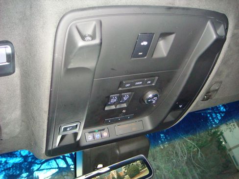 Used 2019 Cadillac Escalade ESV Platinum image 17