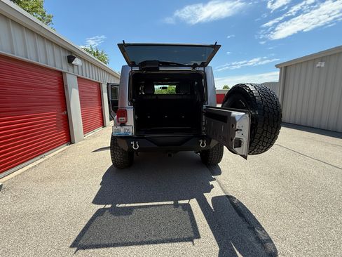 Used 2017 Jeep Wrangler Unlimited Sahara w/ Dual Top Group AWD/4WD image 8