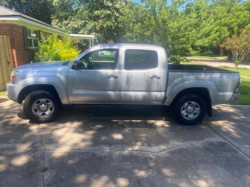 Used 2011 Toyota Tacoma PreRunner w/ SR5 Pkg #2 RWD image 11